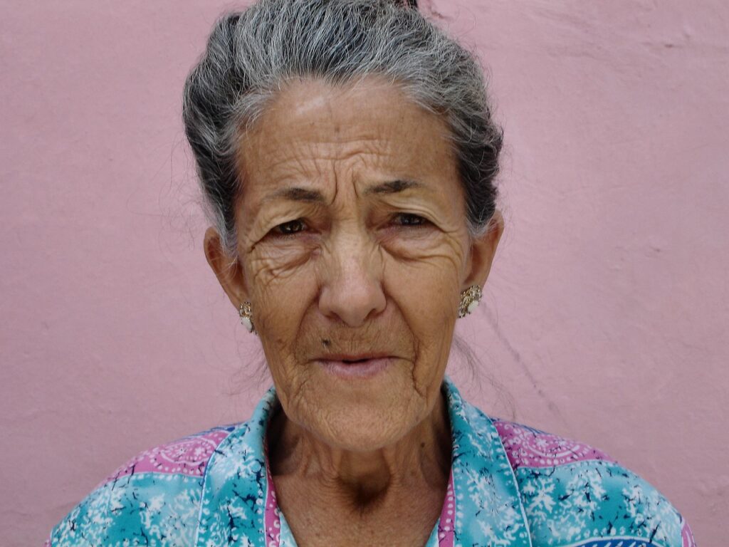 Cataracts in Seniors: Symptoms, Progression, and When to Treat