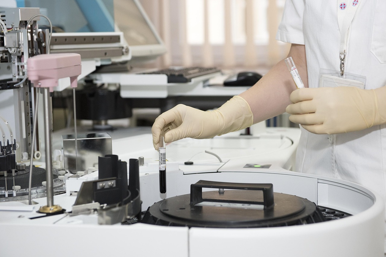 Quetiapine for Sleep: Why Off-Label Use Is Controversial 3 laboratory, test tubes, healthcare worker, hospital, healthcare professional, medical professional, medical technology, medic